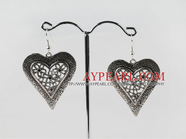 vintage style heart shape silver like color earrings