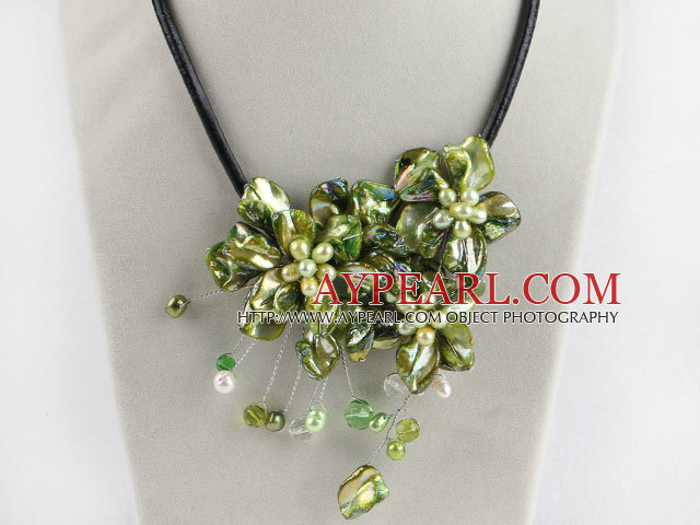 beautiful 17.7 inches green pearl and shell flower necklace