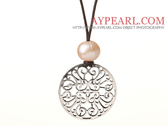 Fashion Design Simple Style Pearl Leather Necklace with Carved Flower Pendant