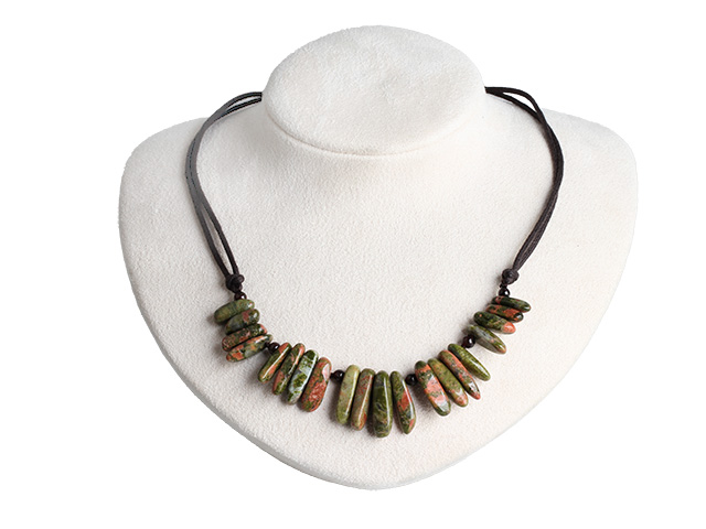 Side-hole long strip greenstone necklace