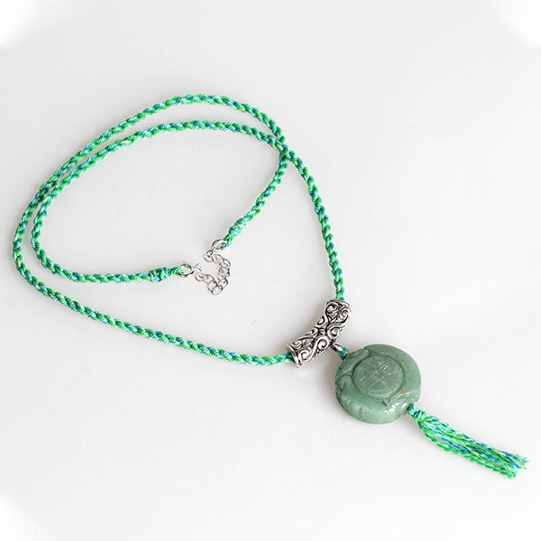 Vintage aventurine jade pendant necklace